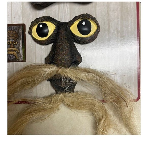 Red Shed Home Gift Tree Face with Beard Mustache Hat Eyes Modern Decor NEW READ - Picture 3 of 8